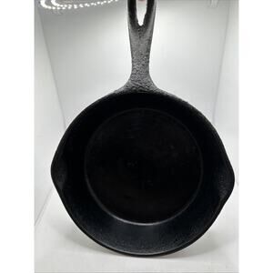Vintage Unknown Brand Cast Iron Skillet Frying Pan 7 3/4” Round Double Spout